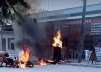 Explotó un tacho de expendio de combustible cuando le cargaban a un motociclista