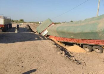 Un camión cayó en un desnivel de una obra en construcción en la Ruta 92