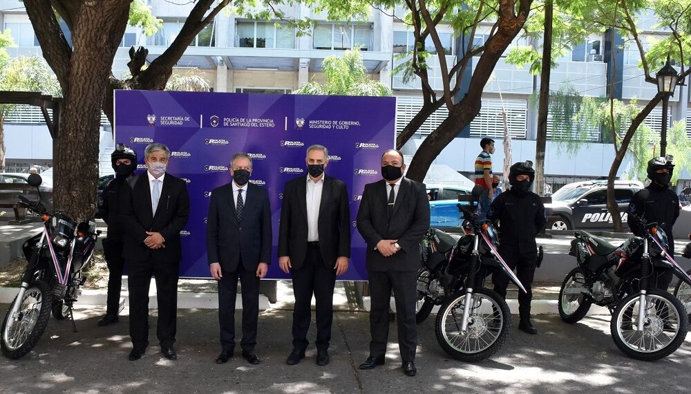 Entregaron motocicletas y cascos con cámaras a la policía de SDE