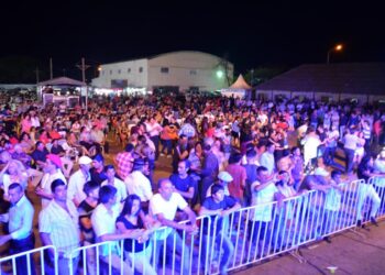 Telares canta en Enero