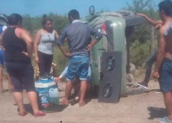 Violento vuelco de un automóvil en un camino vecinal del departamento Quebrachos
