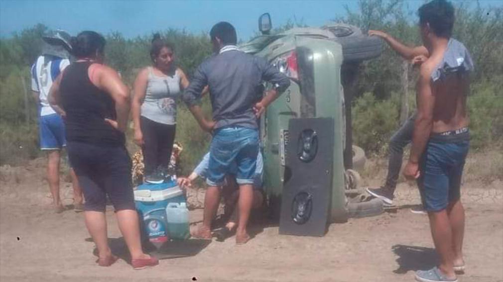 Violento vuelco de un automóvil en un camino vecinal del departamento Quebrachos