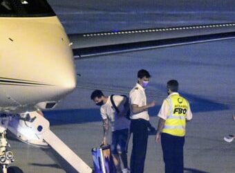 Messi llegó a Francia tras superar al coronavirus y se sumará al París Saint-Germain
