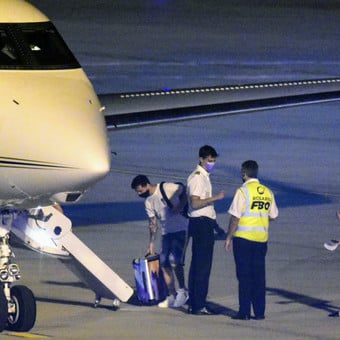 Messi llegó a Francia tras superar al coronavirus y se sumará al París Saint-Germain