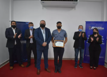 Distinguien al agente de policía que salvó la vida de una niña de 2 años en Lugones