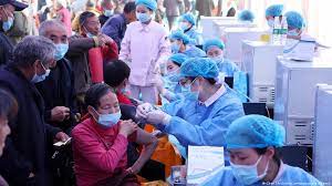 China confina una tercera ciudad por otro brote de Ómicron