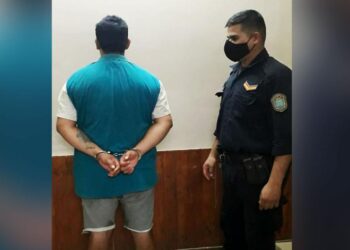 Lo detienen por atacar y amenazar a su pareja con un cuchillo