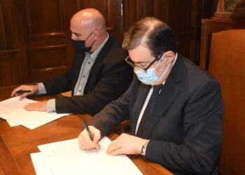 Firman convenio que ofrece descuentos del 10% a beneficiario de Anses