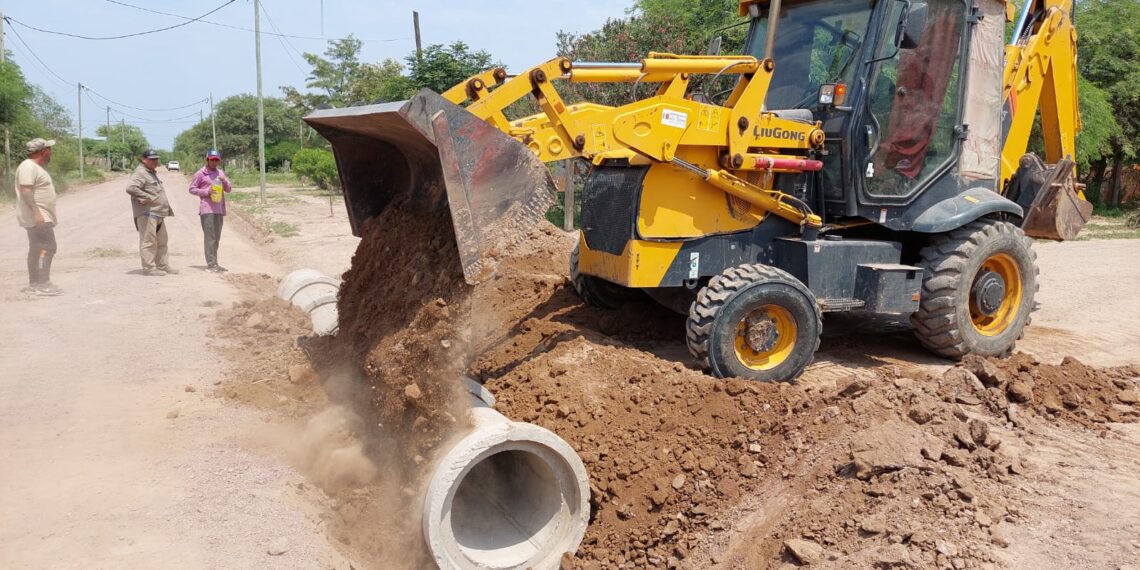 La Municipalidad de Los Telares coloca tubos de desagües pluviales
