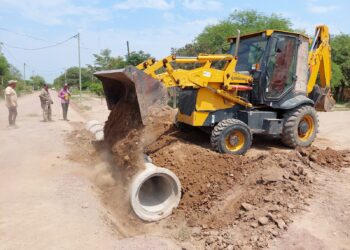 La Municipalidad de Los Telares coloca tubos de desagües pluviales