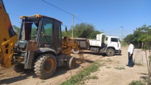 El Intendente de Los Telares Prof. José Araujo supervisa el trabajo de mejoramiento