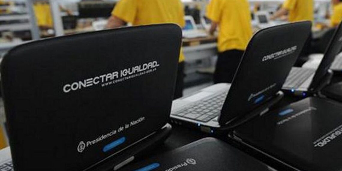 Miles de estudiantes secundarios santiagueños recibirán computadoras gratis el próximo mes