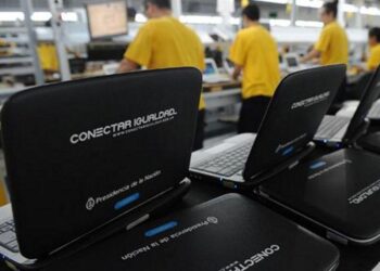 Miles de estudiantes secundarios santiagueños recibirán computadoras gratis el próximo mes