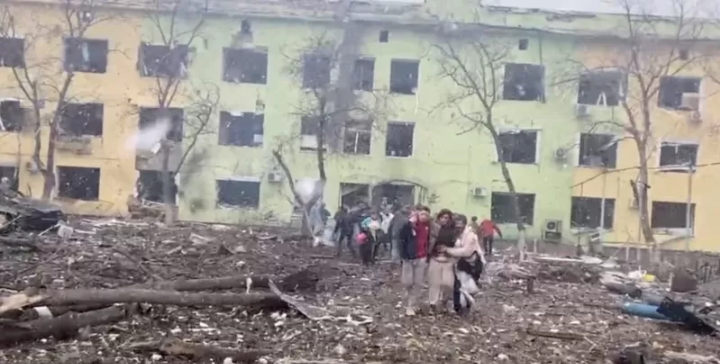 Rusia y Ucrania | “Es un crimen de guerra”: el bombardeo a una maternidad y hospital infantil en Mariúpol atribuido a Rusia causa indignación internacional