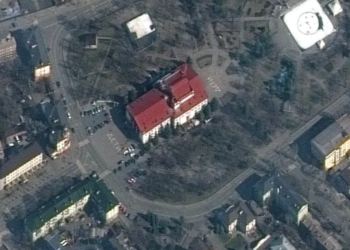 Rusia bombardeó un teatro en Ucrania que albergaba refugiados