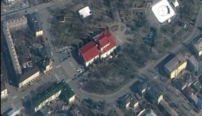 Rusia bombardeó un teatro en Ucrania que albergaba refugiados