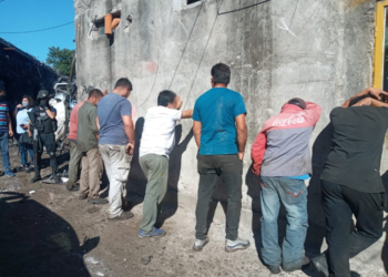 11 detenidos y secuestro de armas y dinero en un taller de autopartes