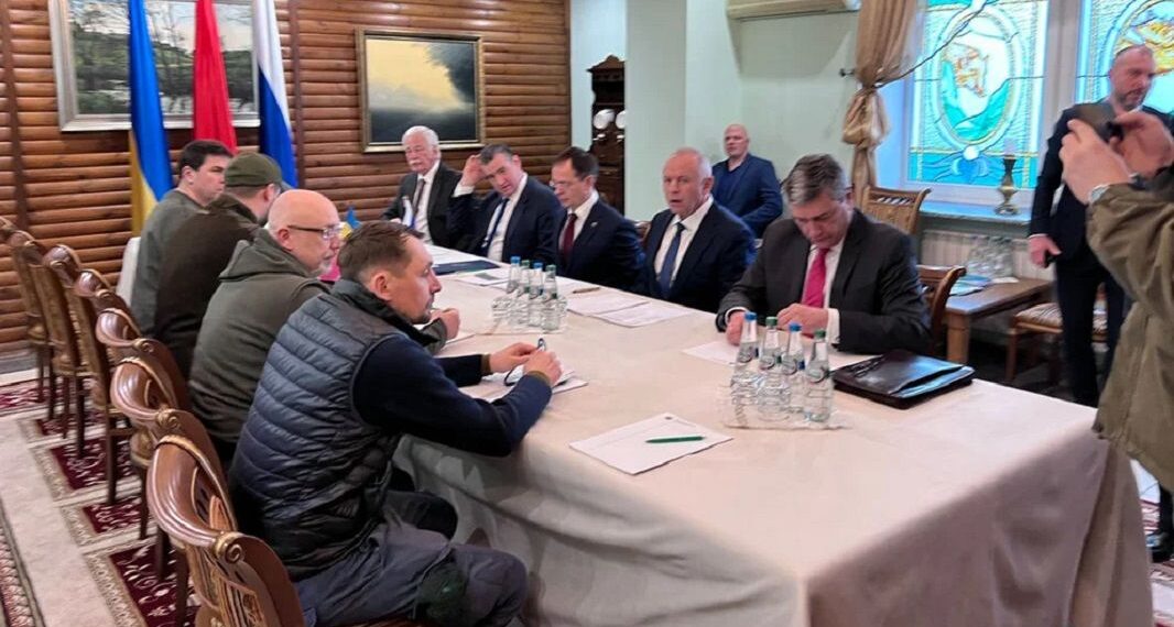 Ucrania y Rusia acordaron un alto al fuego para establecer corredores humanitarios