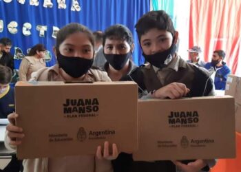 Entregaron computadoras del Plan igualdad Juana Manso en Los Telares