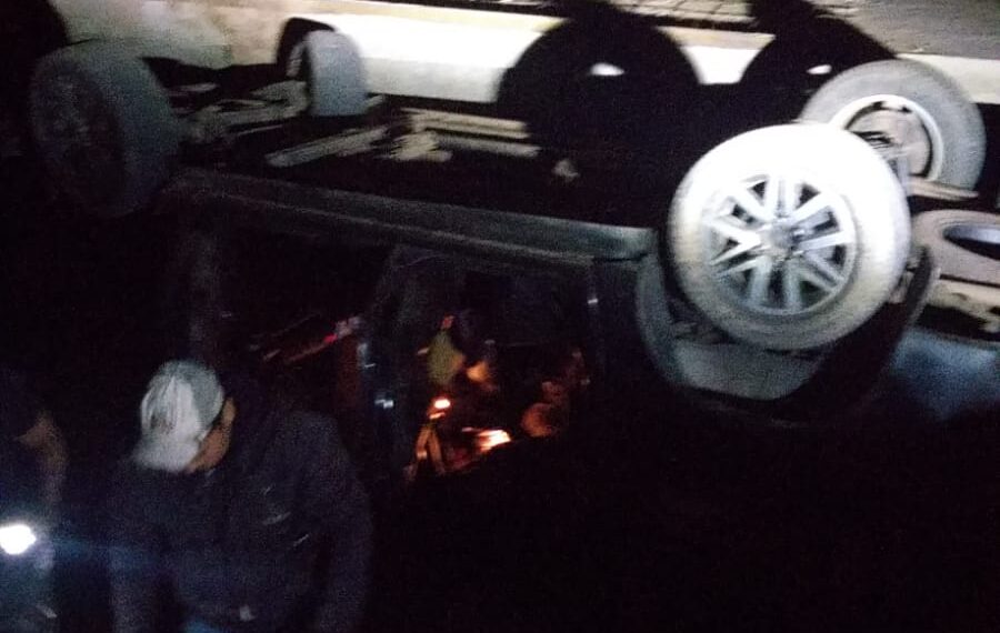Terrible accidente sufrió una familia chaqueña al volcar con su camioneta