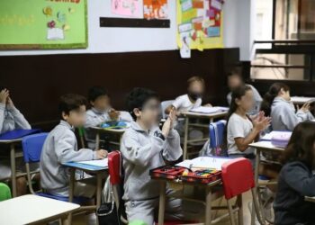 Propondrán una hora más de clase por día en las escuelas