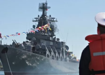 Rusia y Ucrania: Moscú admite el hundimiento de su buque insignia en el mar Negro después de que resultara seriamente dañado en una explosión