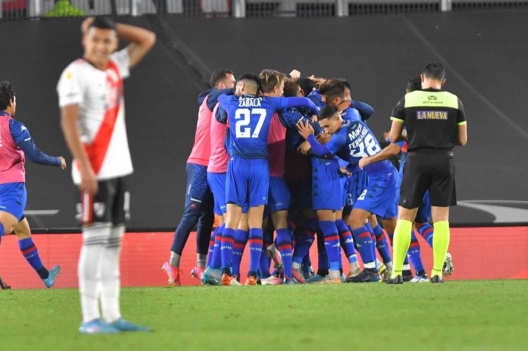 TIGRE LE GANO A RIVER Y PASO A SEMIS