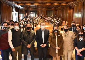 Estudiantes de Los Telares visitaron a Gerardo Zamora en Casa de Gobierno como parte del Programa Conociendo Mi Provincia 