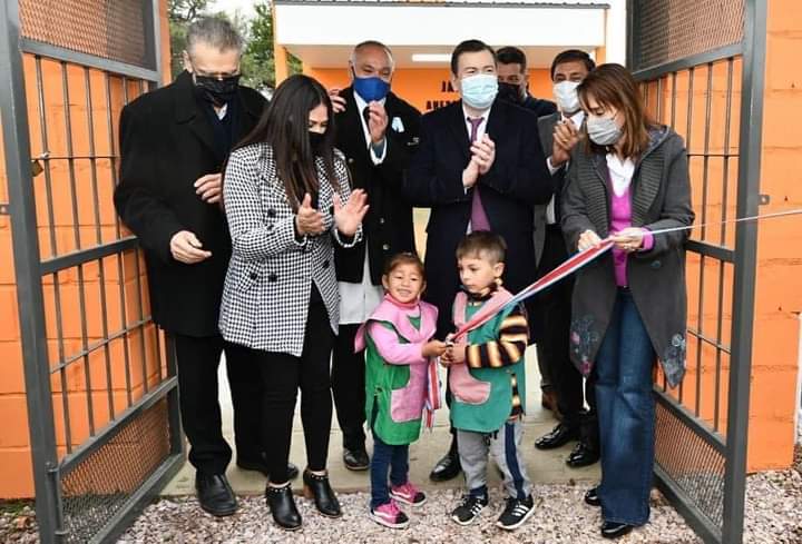 El Gobernador Gerardo Zamora inauguró un jardín y anunció red eléctrica en tres parajes