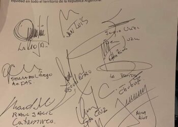 Zamora participó de una firma colectiva de iniciativa en pos del transporte público de pasajeros