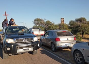 Centenar de vehículos acompañaron la tradicional bendición a los transportistas en el río dulce