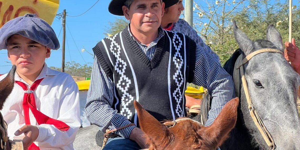 El Intendente de Los Telares participó en el tradicional desfile de jinetes en honor al señor de la paciencia