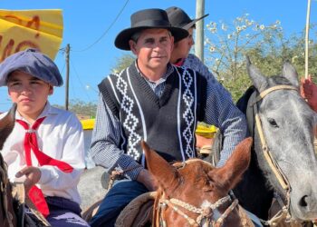 El Intendente de Los Telares participó en el tradicional desfile de jinetes en honor al señor de la paciencia