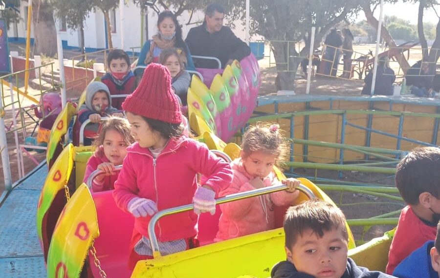 Araujo obsequio a los niños del Jardín una visita al parque móvil