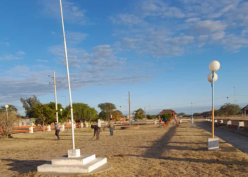 Empleados de la comisión municipal de Chilca Juliana realizaron trabajos de limpieza y mantenimiento en la plaza principal
