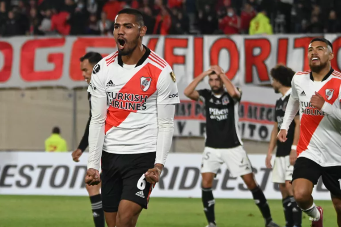 River goleó a Colo Colo y se asegura su pasaje a octavos