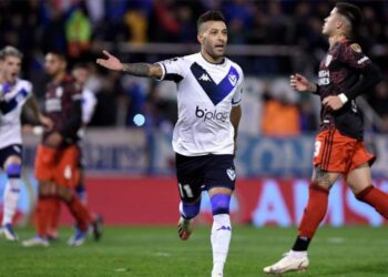 Vélez le ganó a River por la mínima y va con ventaja al Monumental
