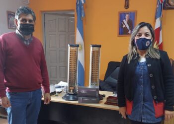 El Intendente de Los Telares entrego Banderas y estufas a diferentes establecimientos