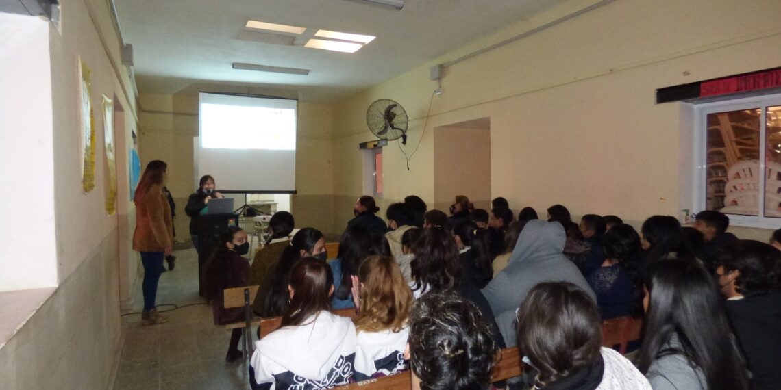 La Subsecretaria de la niñez, adolescencia y la familia realizó una charla en colegio secundario de Los Telares