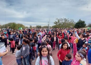 Multitudinario encuentro por el día de la amistad en la plaza central de Los Telares