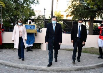 El gobernador Zamora encabezó el acto por los 206 años de Independencia Nacional