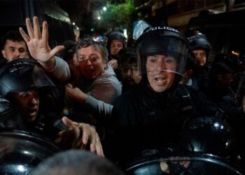 Máximo Kirchner fue reprimido por la Policía de la Ciudad cuando intentaba llegar al departamento de su madre