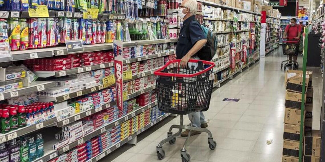 ECONOMÍA INDEC Una familia necesitó $111.297 para no ser pobre y $49.465 sólo para comida