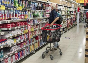 ECONOMÍA INDEC Una familia necesitó $111.297 para no ser pobre y $49.465 sólo para comida