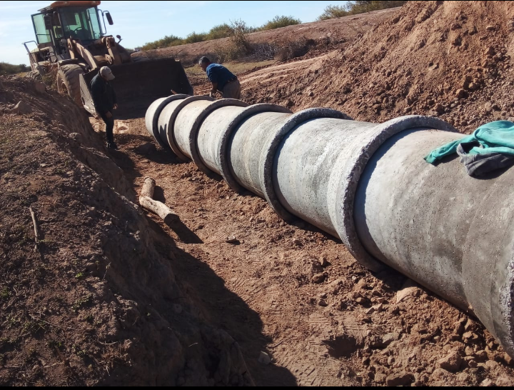La Comision Municipal de La Paliza colocó tubos fluviales en el acceso Pje. San Nicolás