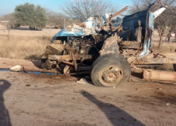Camionero murió y tres acompañantes resultaron heridos en un choque frontal