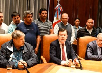 El gobernador Zamora anunció una recomposición salarial de emergencia para los empleados públicos