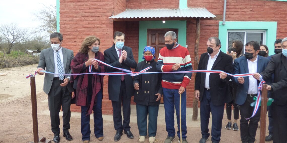 El Gobernador Gerardo Zamora junto a la comisionada Claudia Galeano inauguró viviendas sociales en Taco totorayoj