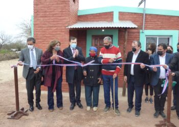 El Gobernador Gerardo Zamora junto a la comisionada Claudia Galeano inauguró viviendas sociales en Taco totorayoj