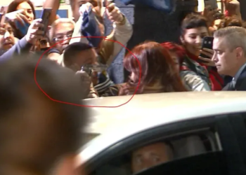 Le apuntaron con un arma a Cristina Kirchner frente a su casa